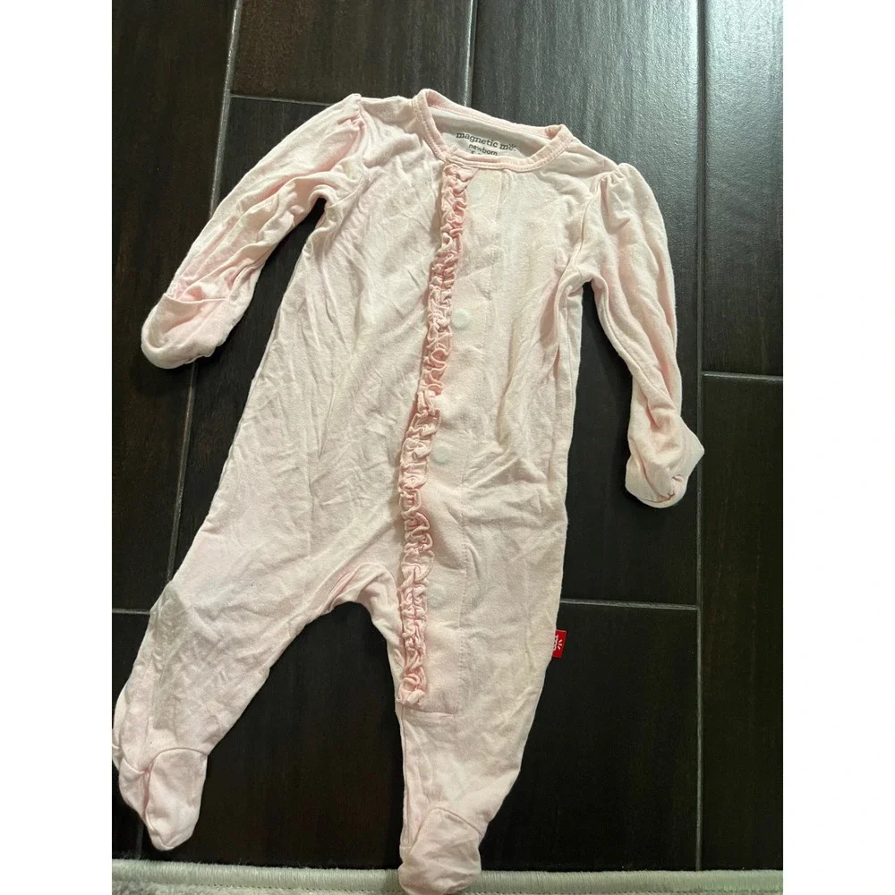 Magnetic Me Newborn Pink Ruffle Magnetic Footie Sleeper Modal 5-8 lbs - Picture 2 of 4